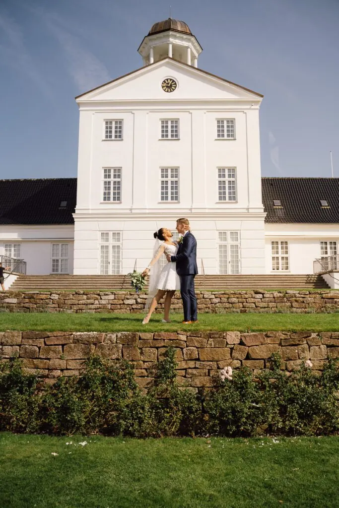 Brautpaar vor dem weißen Schloss Gråsten
