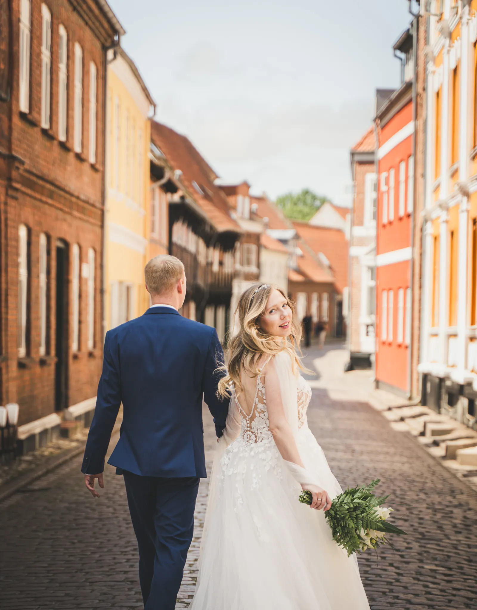 Brautpaar in einer Gasse in Ribe